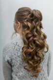 Brautfrisur: High-Pony-Tail / Halboffen