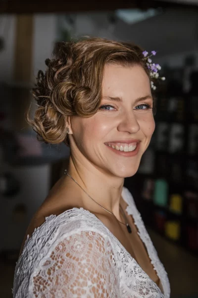 (Brautstyling in Erdtönen und Metallic) Brautstyling: Make Up und Hair (Steckfrisur)