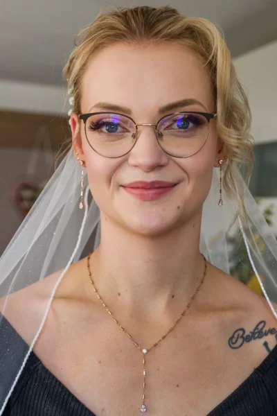 Braut (mit Brille) Brautstyling (Make Up & Hair)